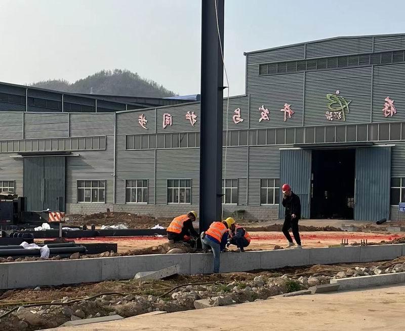 河南新葡京官网高端智能装备制造项目标准化厂房钢立柱完成吊装